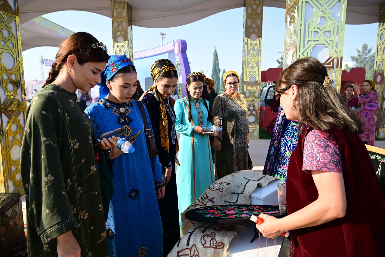 Azərbaycanın milli irsi Türkmənistanda böyük maraqla qarşılandı - FOTOLAR