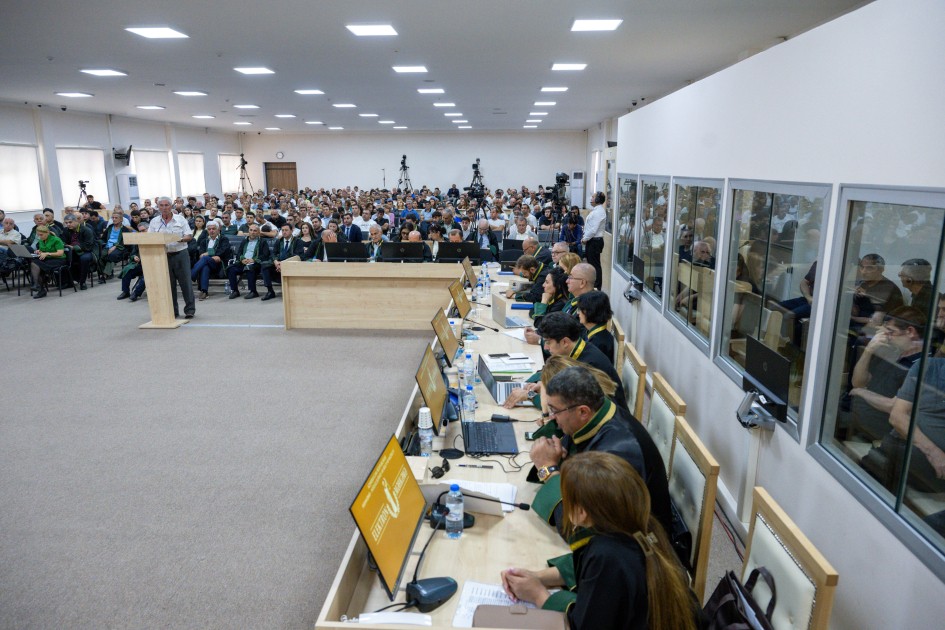 Rus və erməni dillərində sözləri təkrarlamadığına görə ayağından güllələnib (MƏHKƏMƏ)