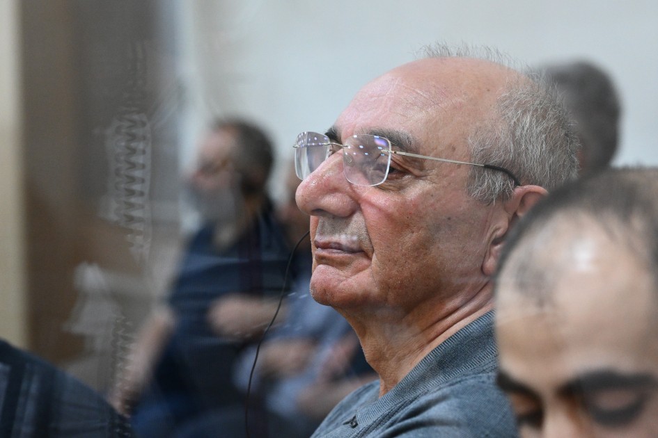 Rus və erməni dillərində sözləri təkrarlamadığına görə ayağından güllələnib (MƏHKƏMƏ)