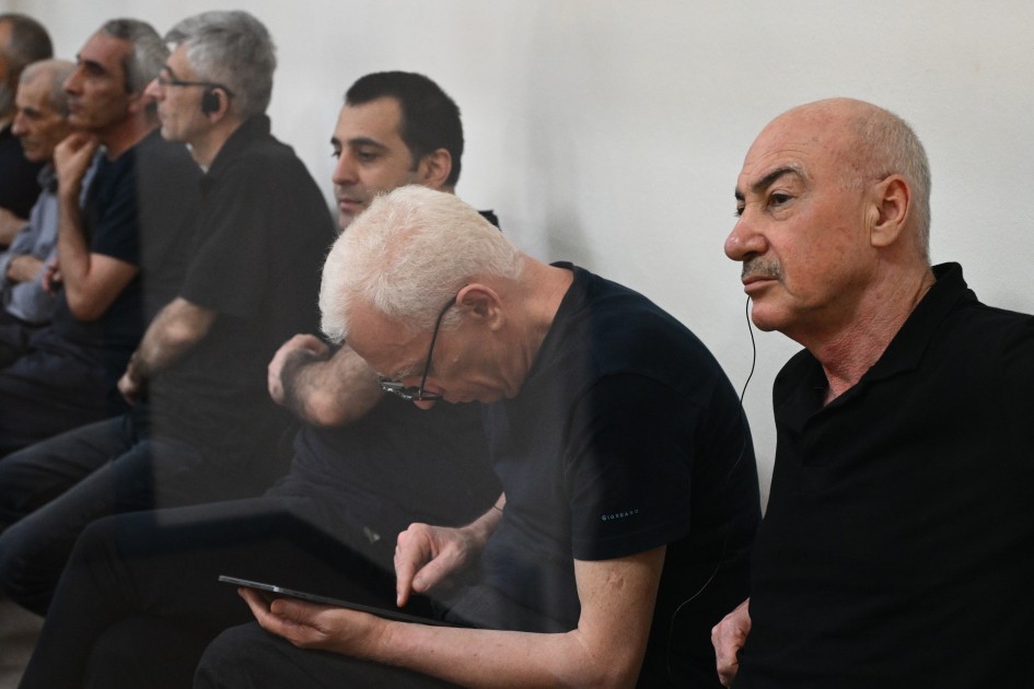 Rus və erməni dillərində sözləri təkrarlamadığına görə ayağından güllələnib (MƏHKƏMƏ)