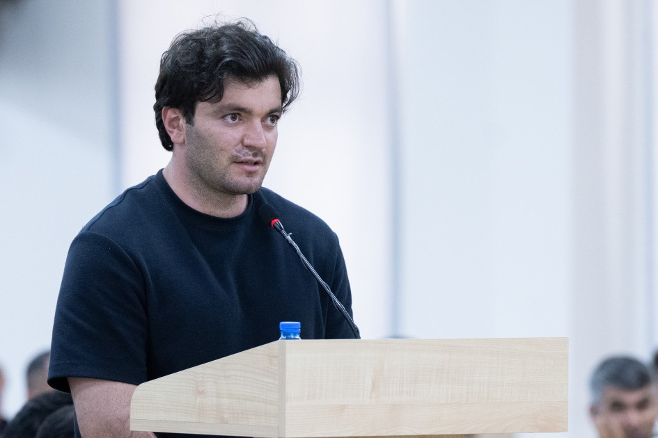 Rus və erməni dillərində sözləri təkrarlamadığına görə ayağından güllələnib (MƏHKƏMƏ)