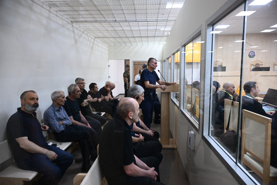 Rus və erməni dillərində sözləri təkrarlamadığına görə ayağından güllələnib (MƏHKƏMƏ)