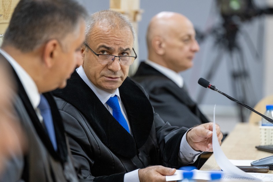 Rus və erməni dillərində sözləri təkrarlamadığına görə ayağından güllələnib (MƏHKƏMƏ)