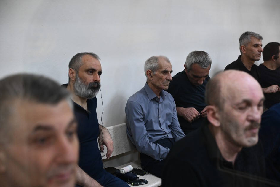 Rus və erməni dillərində sözləri təkrarlamadığına görə ayağından güllələnib (MƏHKƏMƏ)