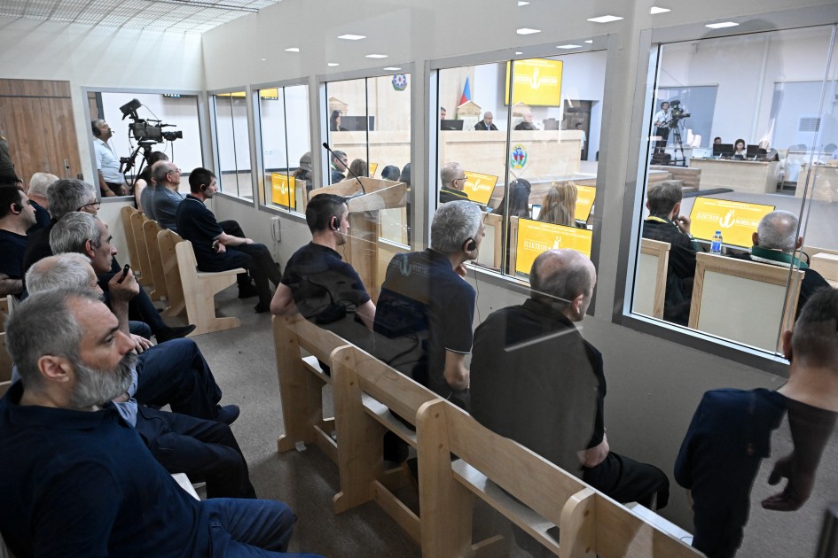 Rus və erməni dillərində sözləri təkrarlamadığına görə ayağından güllələnib (MƏHKƏMƏ)