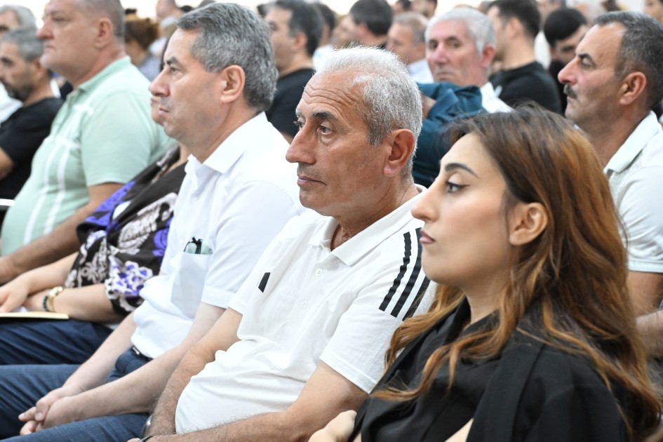 Rus və erməni dillərində sözləri təkrarlamadığına görə ayağından güllələnib (MƏHKƏMƏ)