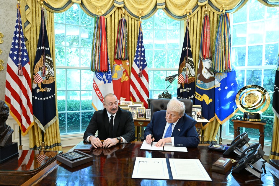 Tramp "Ağ Evin açarı"nı İlham Əliyevə verdi - YENİLƏNİB