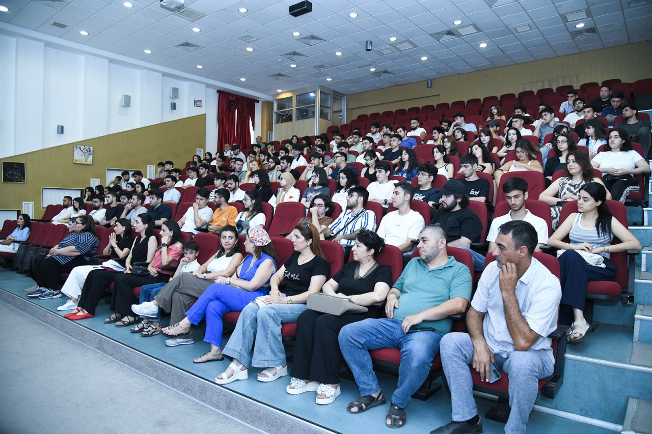 BMU rektoru bu tələbələrlə görüşdü - FOTOLAR