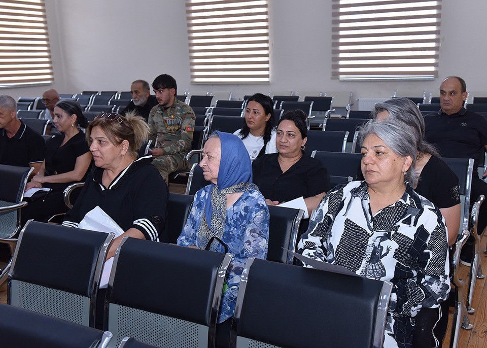 Zakir Fərəcov sakinlərin müraciətlərini yerində dinlədi - FOTOLAR