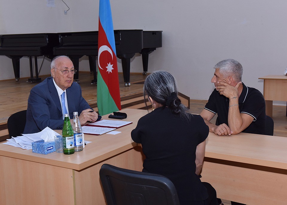 Zakir Fərəcov sakinlərin müraciətlərini yerində dinlədi - FOTOLAR