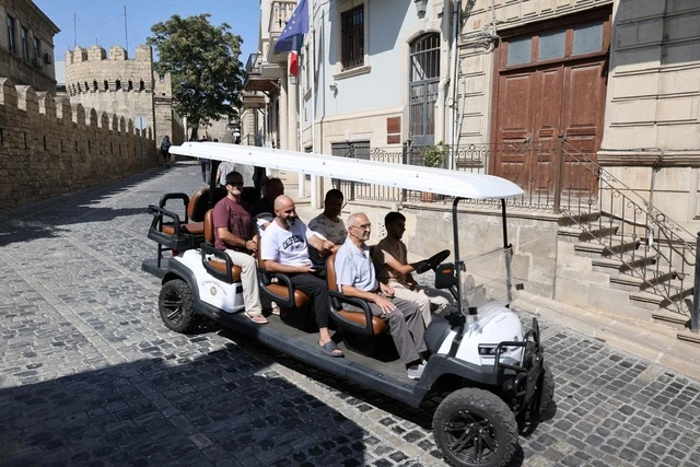 İçərişəhərdə qolfkar-avtobuslar istifadəyə verildi - FOTOLAR