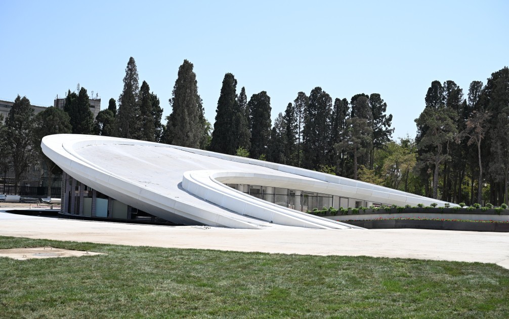 İlham Əliyev və xanımı Gәncә Memorial Kompleksində görülən işlərlə tanış olublar - FOTOLAR (YENİLƏNİB)