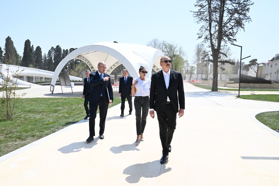 İlham Əliyev və xanımı Gәncә Memorial Kompleksində görülən işlərlə tanış olublar - FOTOLAR (YENİLƏNİB)