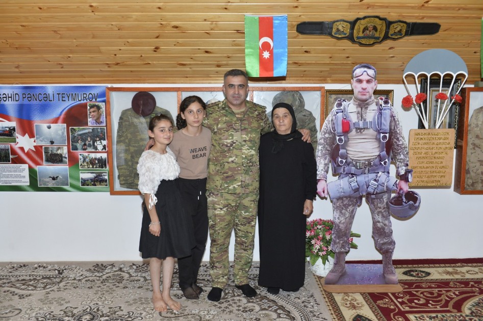 Hərbi prokuror şəhidin ailə üzvləri ilə görüşdü - FOTOLAR