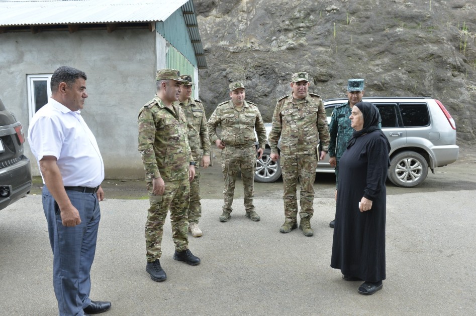 Hərbi prokuror şəhidin ailə üzvləri ilə görüşdü - FOTOLAR