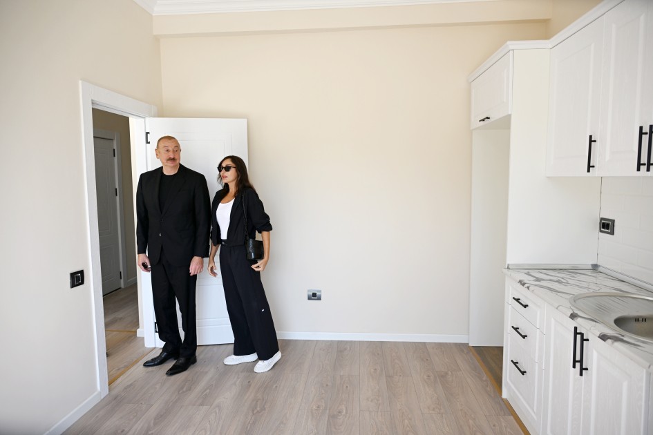 İlham Əliyev Kəlbəcər sakinlərinə mənzillərin açarlarını təqdim edib - YENİLƏNİB (FOTOLAR)