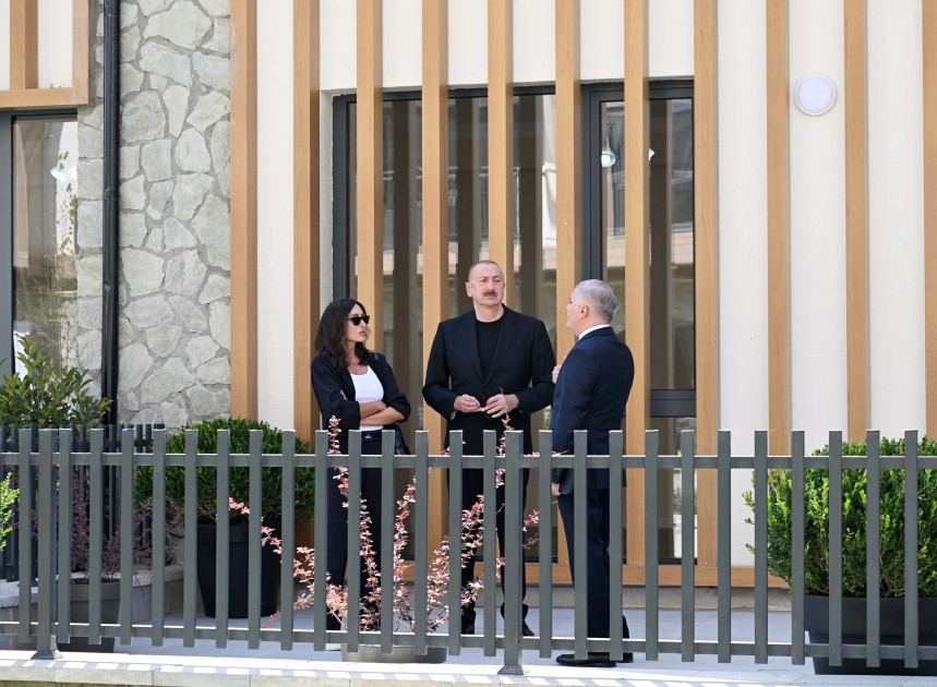 İlham Əliyev Kəlbəcər sakinlərinə mənzillərin açarlarını təqdim edib - YENİLƏNİB (FOTOLAR)