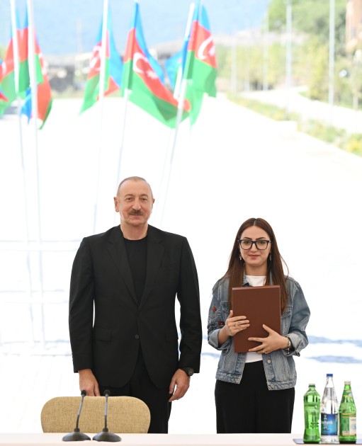 İlham Əliyev Kəlbəcər sakinlərinə mənzillərin açarlarını təqdim edib - YENİLƏNİB (FOTOLAR)