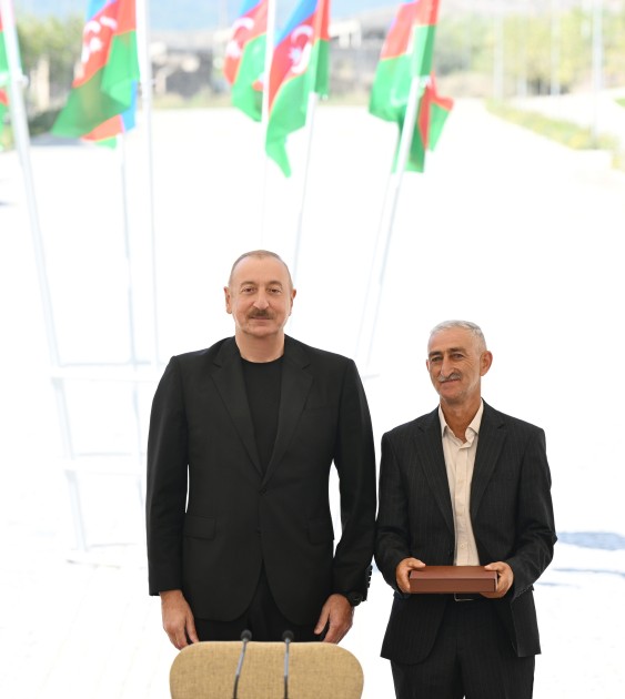 İlham Əliyev Kəlbəcər sakinlərinə mənzillərin açarlarını təqdim edib - YENİLƏNİB (FOTOLAR)