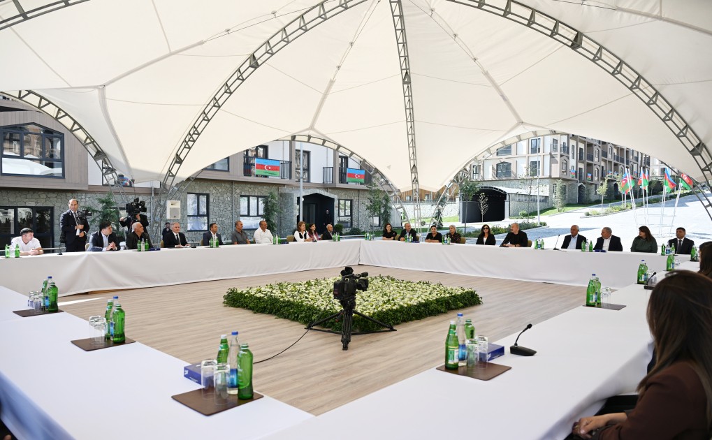 İlham Əliyev Kəlbəcər sakinlərinə mənzillərin açarlarını təqdim edib - YENİLƏNİB (FOTOLAR)