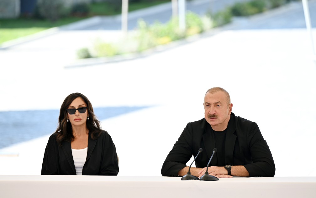 İlham Əliyev Kəlbəcər sakinlərinə mənzillərin açarlarını təqdim edib - YENİLƏNİB (FOTOLAR)