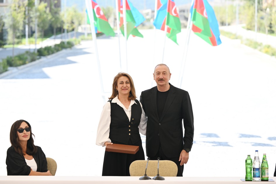 İlham Əliyev Kəlbəcər sakinlərinə mənzillərin açarlarını təqdim edib - YENİLƏNİB (FOTOLAR)