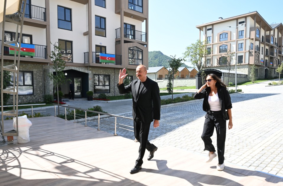 İlham Əliyev Kəlbəcər sakinlərinə mənzillərin açarlarını təqdim edib - YENİLƏNİB (FOTOLAR)