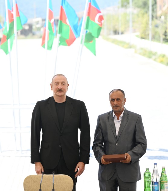 İlham Əliyev Kəlbəcər sakinlərinə mənzillərin açarlarını təqdim edib - YENİLƏNİB (FOTOLAR)