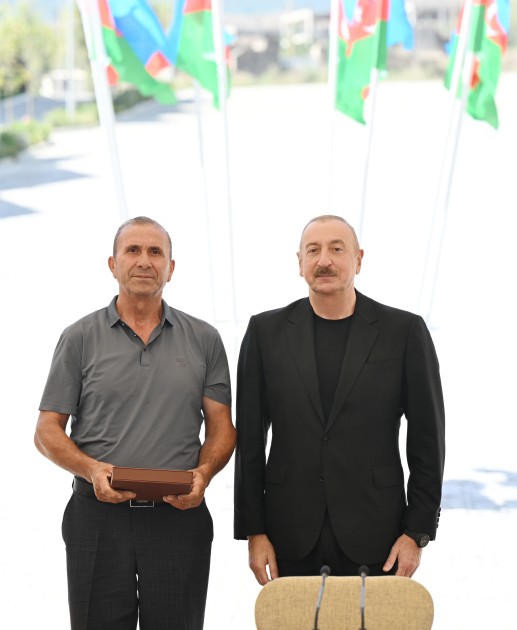 İlham Əliyev Kəlbəcər sakinlərinə mənzillərin açarlarını təqdim edib - YENİLƏNİB (FOTOLAR)
