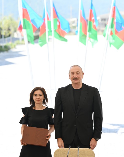 İlham Əliyev Kəlbəcər sakinlərinə mənzillərin açarlarını təqdim edib - YENİLƏNİB (FOTOLAR)