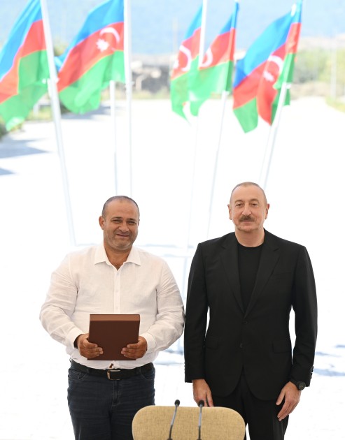 İlham Əliyev Kəlbəcər sakinlərinə mənzillərin açarlarını təqdim edib - YENİLƏNİB (FOTOLAR)
