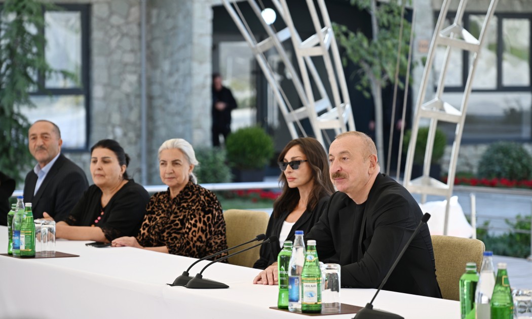 İlham Əliyev Kəlbəcər sakinlərinə mənzillərin açarlarını təqdim edib - YENİLƏNİB (FOTOLAR)