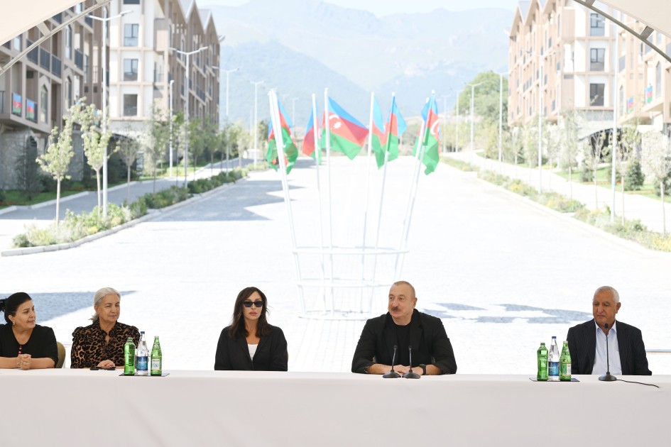 İlham Əliyev Kəlbəcər sakinlərinə mənzillərin açarlarını təqdim edib - YENİLƏNİB (FOTOLAR)