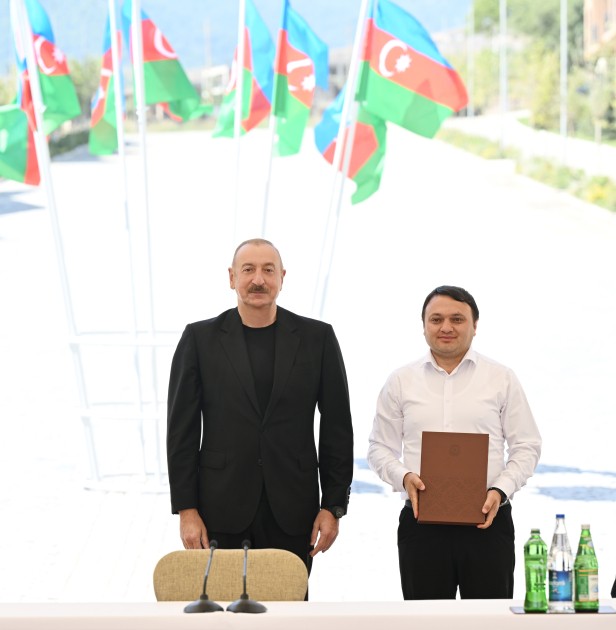 İlham Əliyev Kəlbəcər sakinlərinə mənzillərin açarlarını təqdim edib - YENİLƏNİB (FOTOLAR)