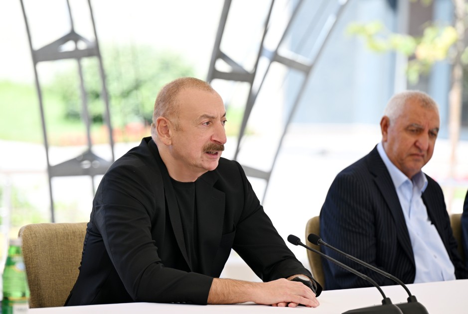 İlham Əliyev Kəlbəcər sakinlərinə mənzillərin açarlarını təqdim edib - YENİLƏNİB (FOTOLAR)