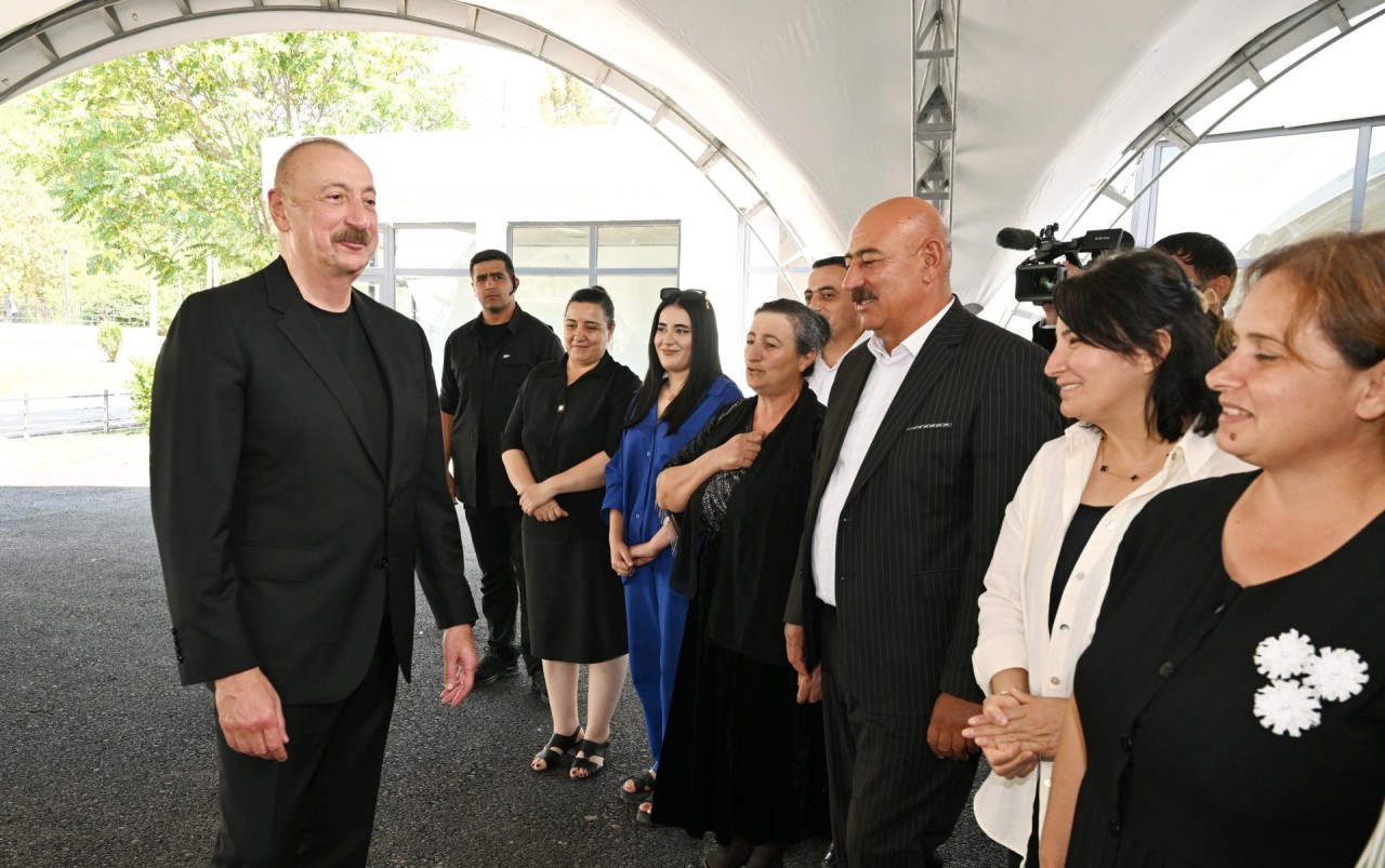 İlham Əliyev və birinci xanım Ağdərədə sakinlərlə görüşdü - YENİLƏNİB (FOTOLAR)