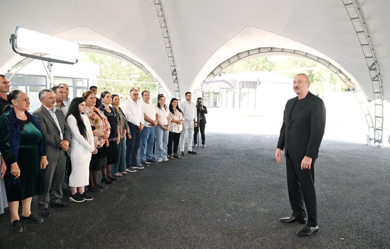 İlham Əliyev və birinci xanım Ağdərədə sakinlərlə görüşdü - YENİLƏNİB (FOTOLAR)