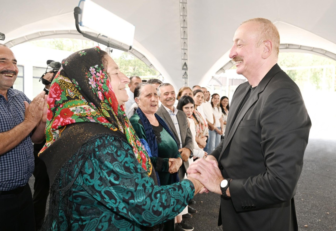 İlham Əliyev və birinci xanım Ağdərədə sakinlərlə görüşdü - YENİLƏNİB (FOTOLAR)