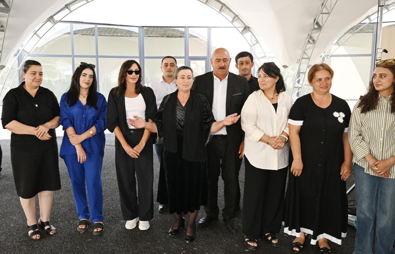 İlham Əliyev və birinci xanım Ağdərədə sakinlərlə görüşdü - YENİLƏNİB (FOTOLAR)