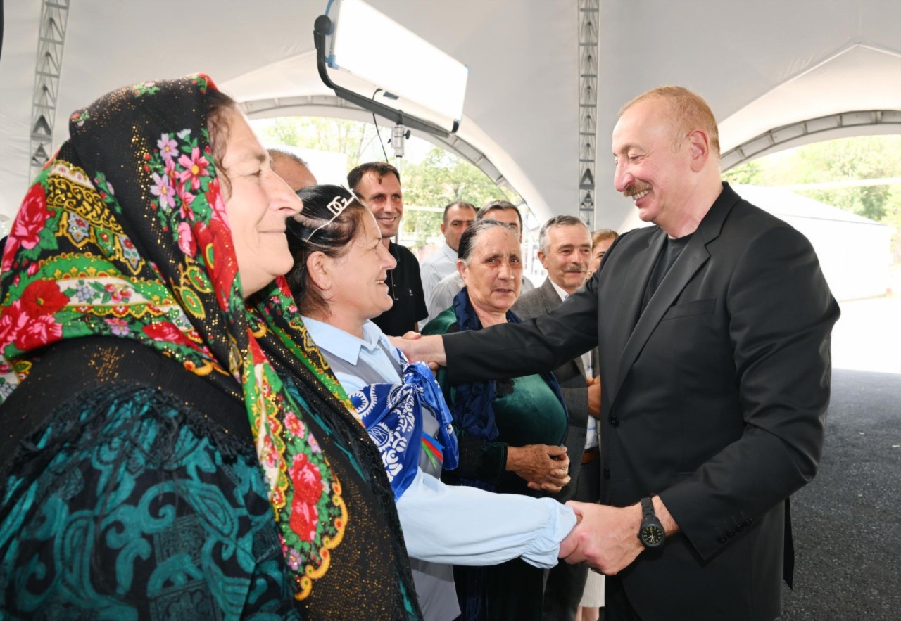 İlham Əliyev və birinci xanım Ağdərədə sakinlərlə görüşdü - YENİLƏNİB (FOTOLAR)