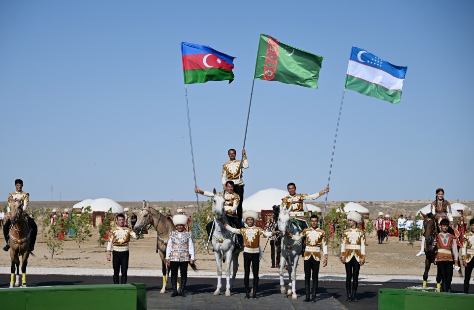 İlham Əliyevə “Axaltəkə” atı hədiyyə edildi - VİDEO (YENİLƏNİB)