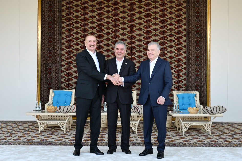 İlham Əliyevə “Axaltəkə” atı hədiyyə edildi - VİDEO (YENİLƏNİB)