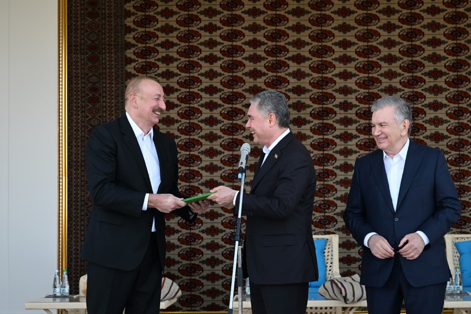 İlham Əliyevə “Axaltəkə” atı hədiyyə edildi - VİDEO (YENİLƏNİB)