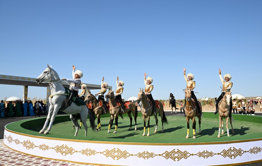 İlham Əliyevə “Axaltəkə” atı hədiyyə edildi - VİDEO (YENİLƏNİB)