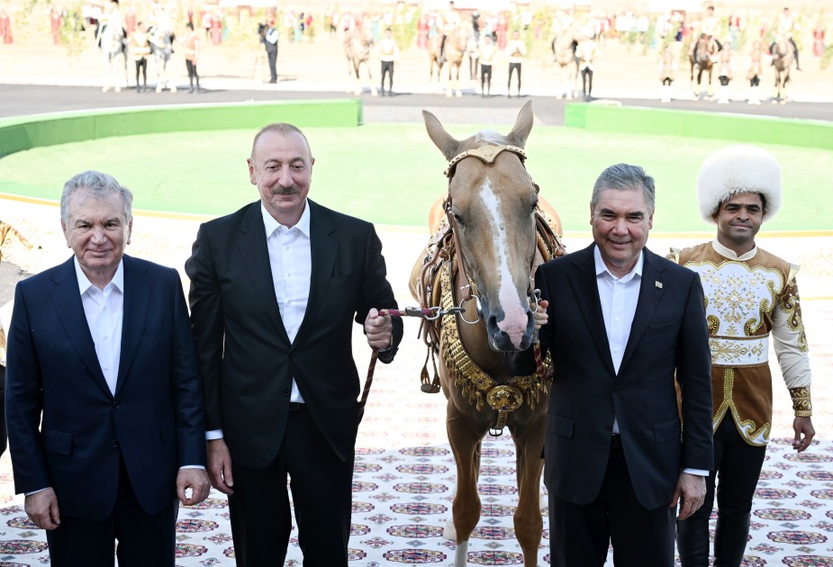 İlham Əliyevə “Axaltəkə” atı hədiyyə edildi - VİDEO (YENİLƏNİB)