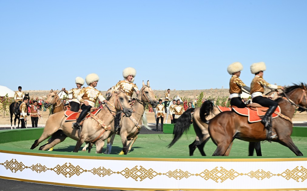 İlham Əliyevə “Axaltəkə” atı hədiyyə edildi - VİDEO (YENİLƏNİB)