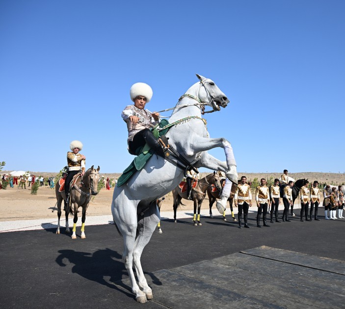 İlham Əliyevə “Axaltəkə” atı hədiyyə edildi - VİDEO (YENİLƏNİB)