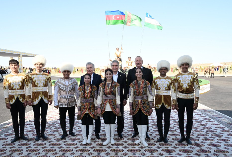 İlham Əliyevə “Axaltəkə” atı hədiyyə edildi - VİDEO (YENİLƏNİB)