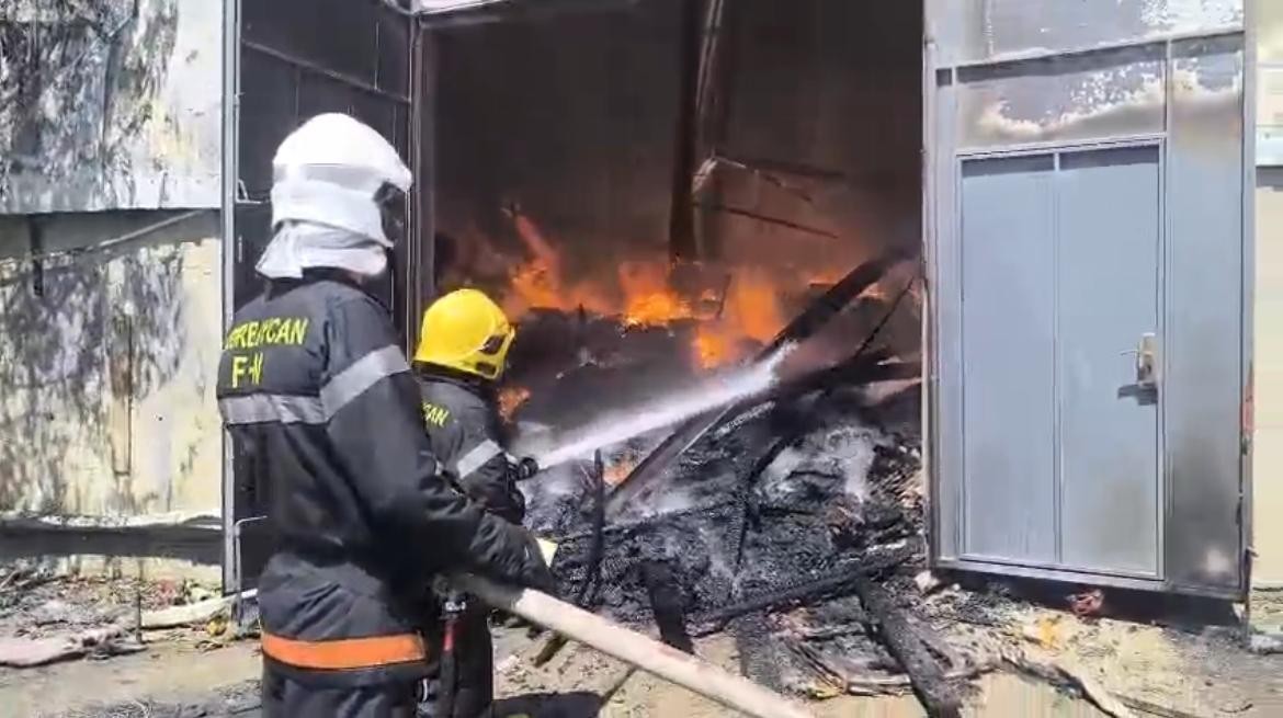 “Sədərək” ticarət mərkəzindəki yanğın davam edir - YENİLƏNİB