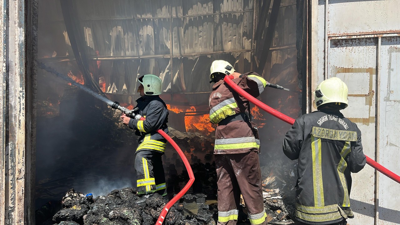 “Sədərək” ticarət mərkəzindəki yanğın davam edir - YENİLƏNİB